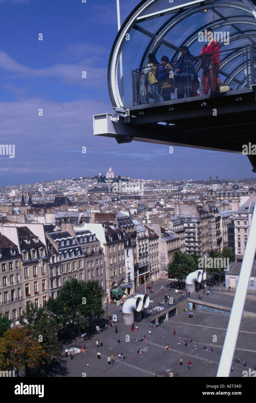 France Paris 4em centre Beaubourg pompidou skyline de paris avec des gens debout derrière une fenêtre en verre en haut des escaliers à la verticale Banque D'Images