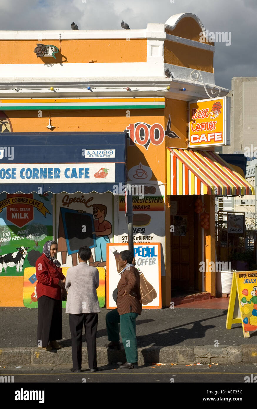 Afrique du sud Péninsule du Cap Cape Town quartier de Malay Bo Kaap Schotsche Kloof 3 femmes en face d'une épicerie de couleur vert Banque D'Images