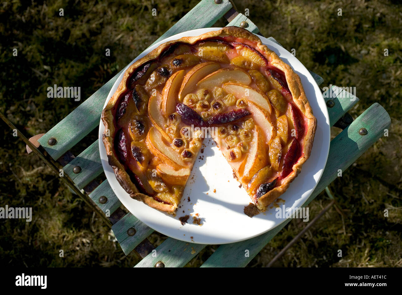 Tarte aux fruits d'automne avec l'absence d'un TRANCHE DE CHAISE Banque D'Images