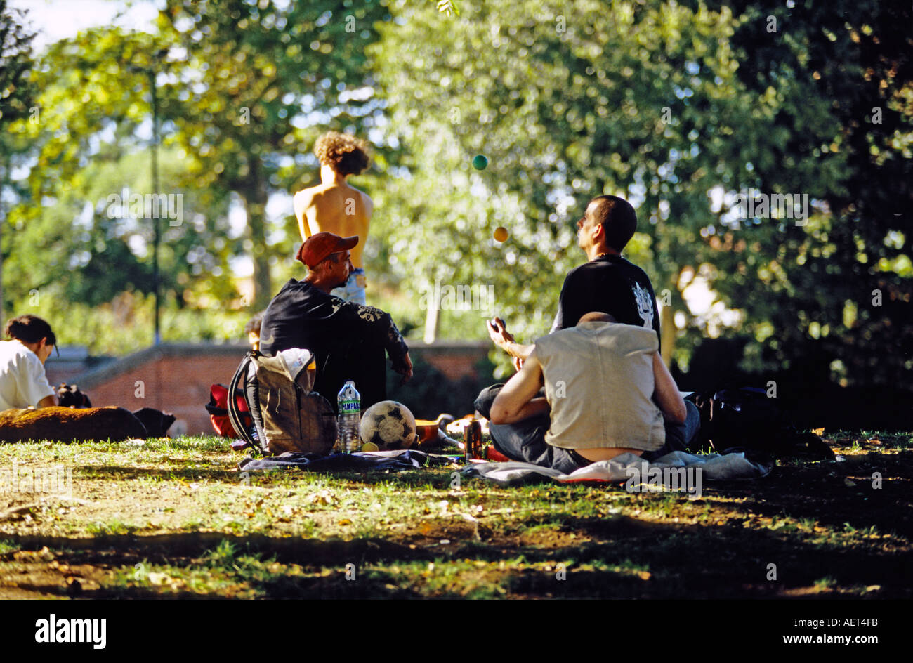Groupe de jeunes dans un parc juggling Toulouse France Banque D'Images