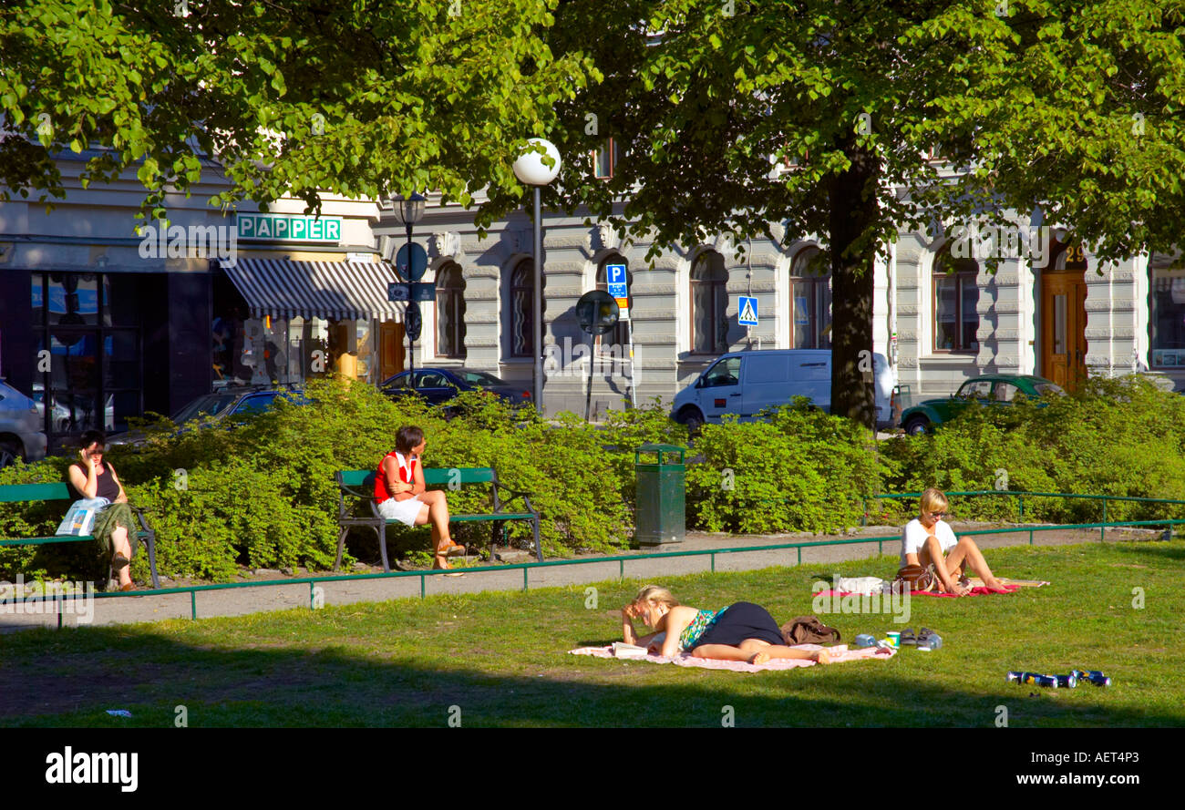 Quatre femmes seules en relaxant dans le parc Mariatorget de Södermalm à Stockholm, Sweden EU Banque D'Images