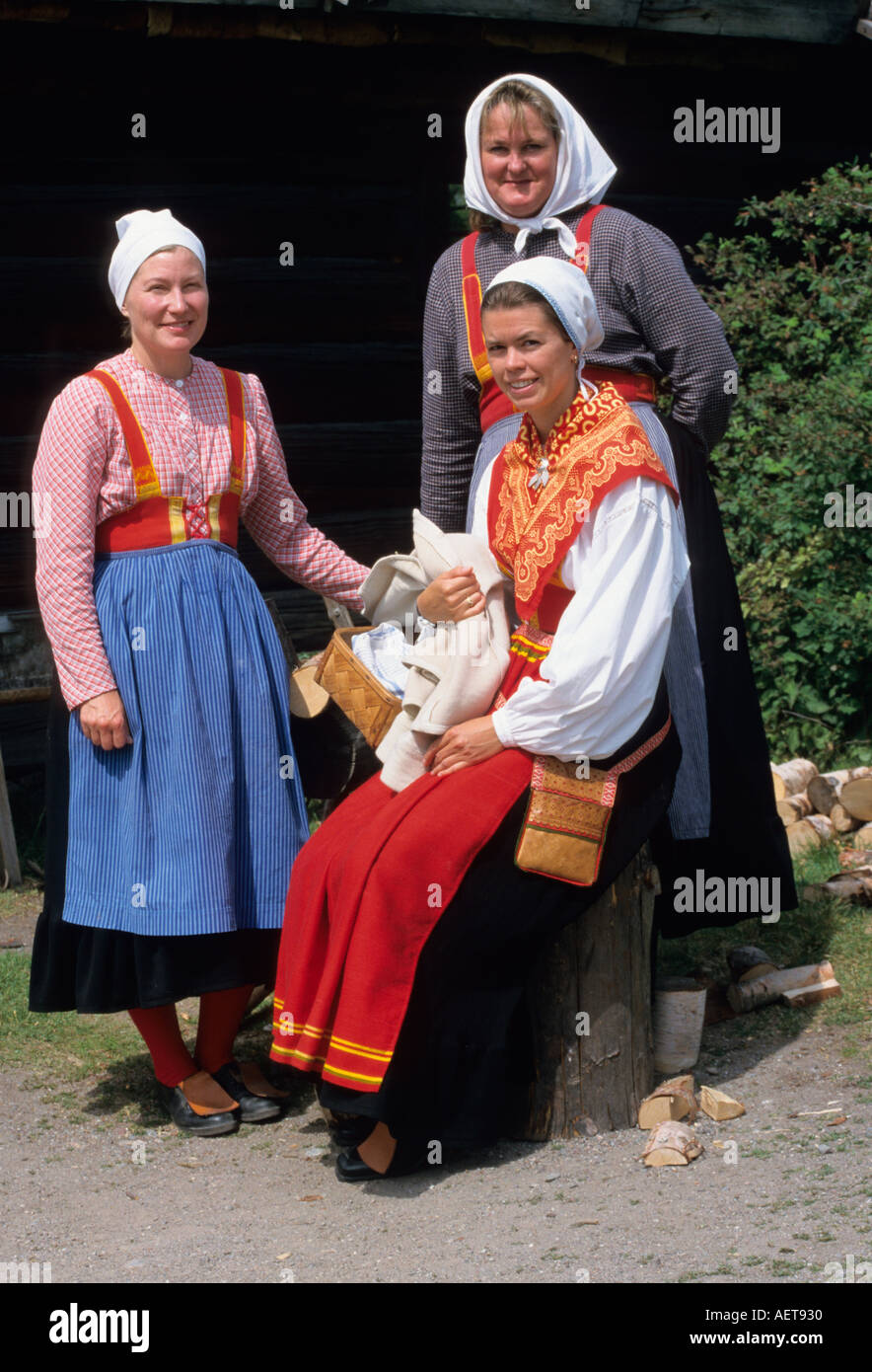 Trois jeunes filles en costume régional au suédois Skansen folklore musée  en plein air Stockholm Suède Photo Stock - Alamy
