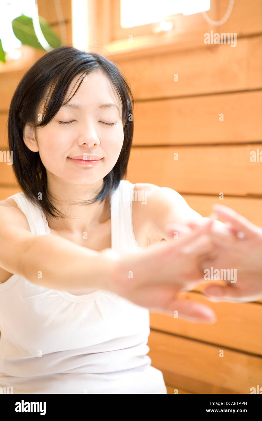 Woman stretching elle-même Banque D'Images