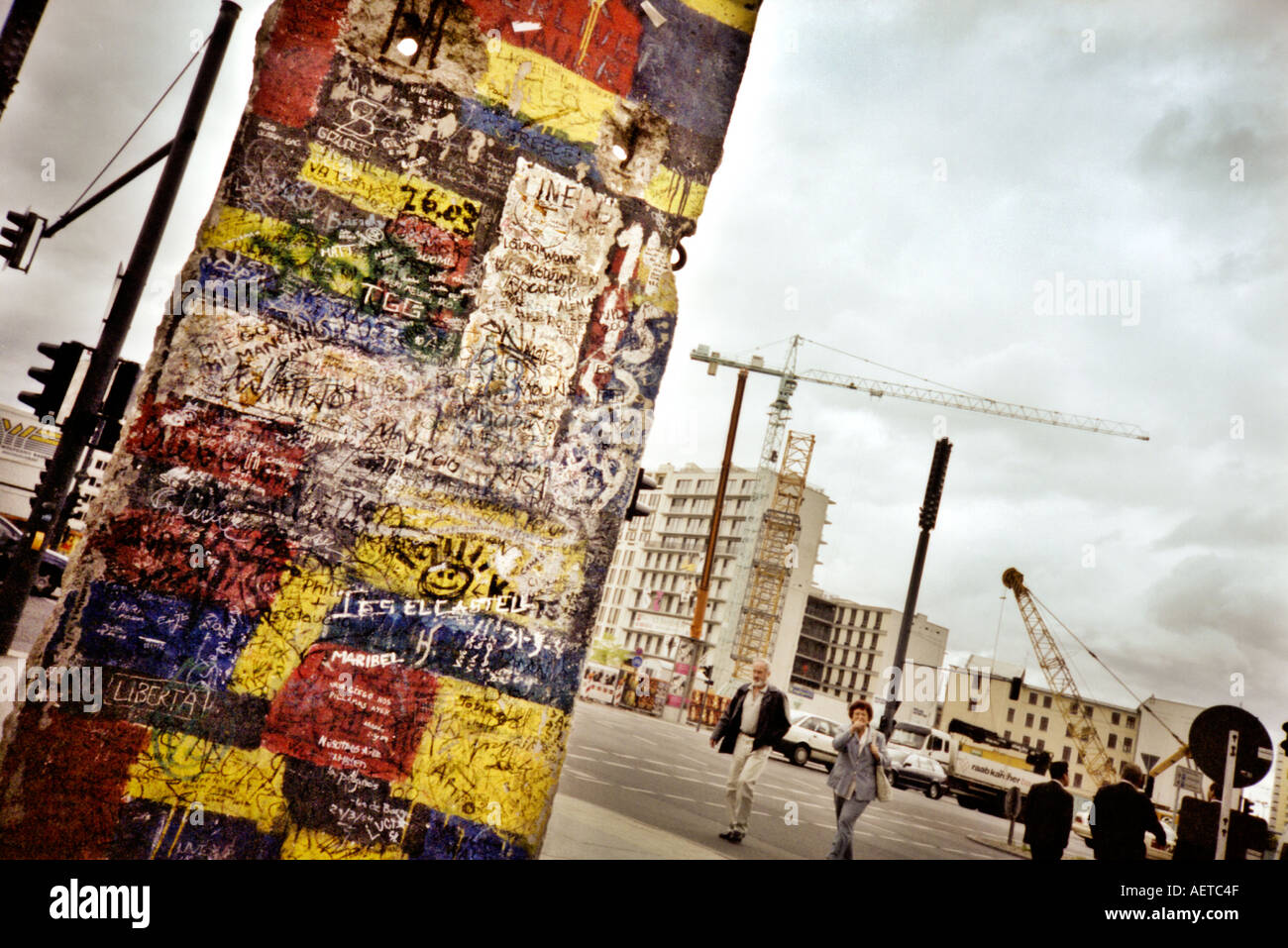 Morceau du mur de Berlin Potsdamer Platz, Berlin, Allemagne - alors que les travaux de construction encore en cours - image prise sur un appareil photo Lomo Banque D'Images