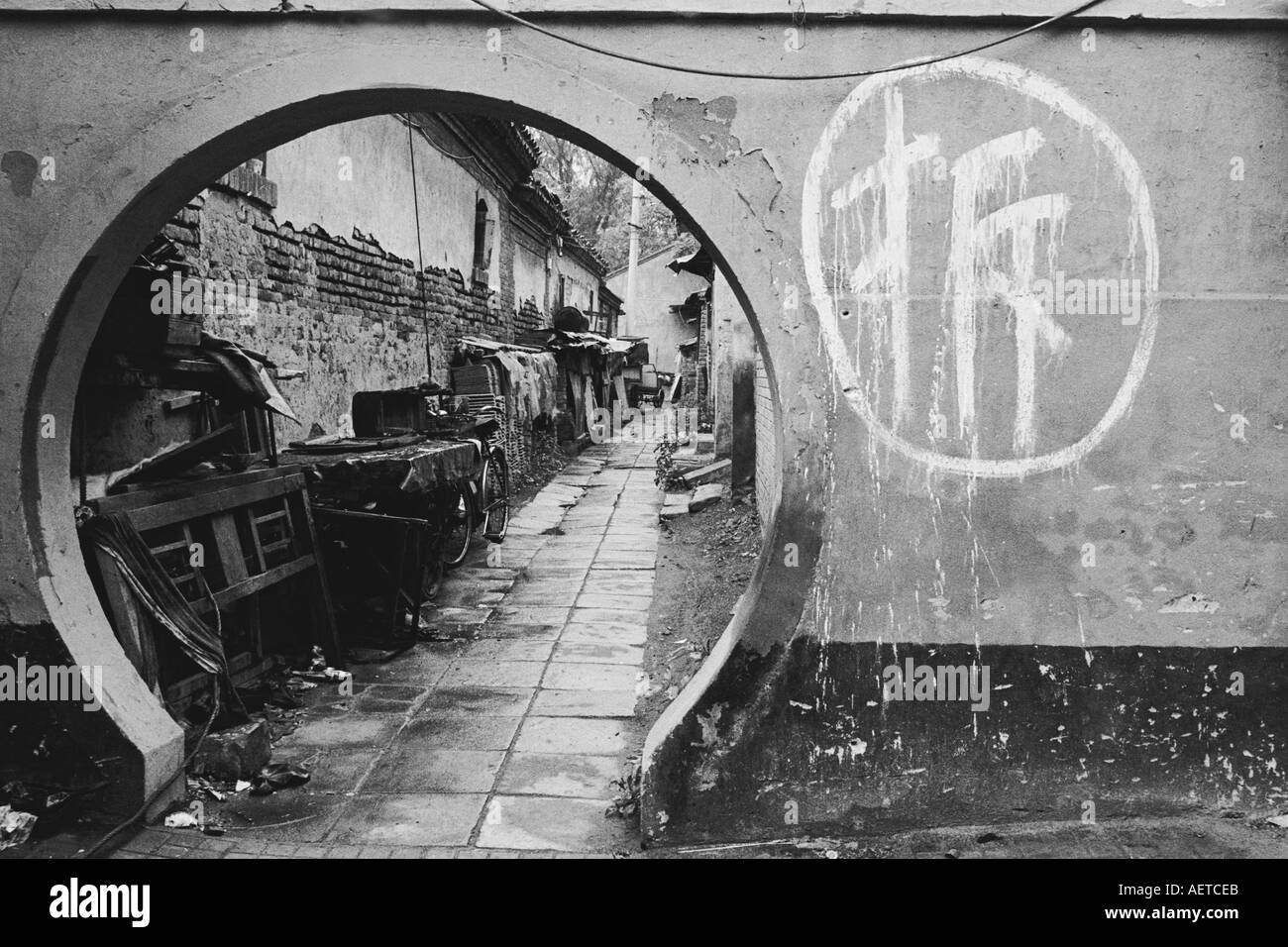 Un classique et original entrée circulaire dans un hutong de Beijing a marqué pour la démolition 2003 Chine Banque D'Images