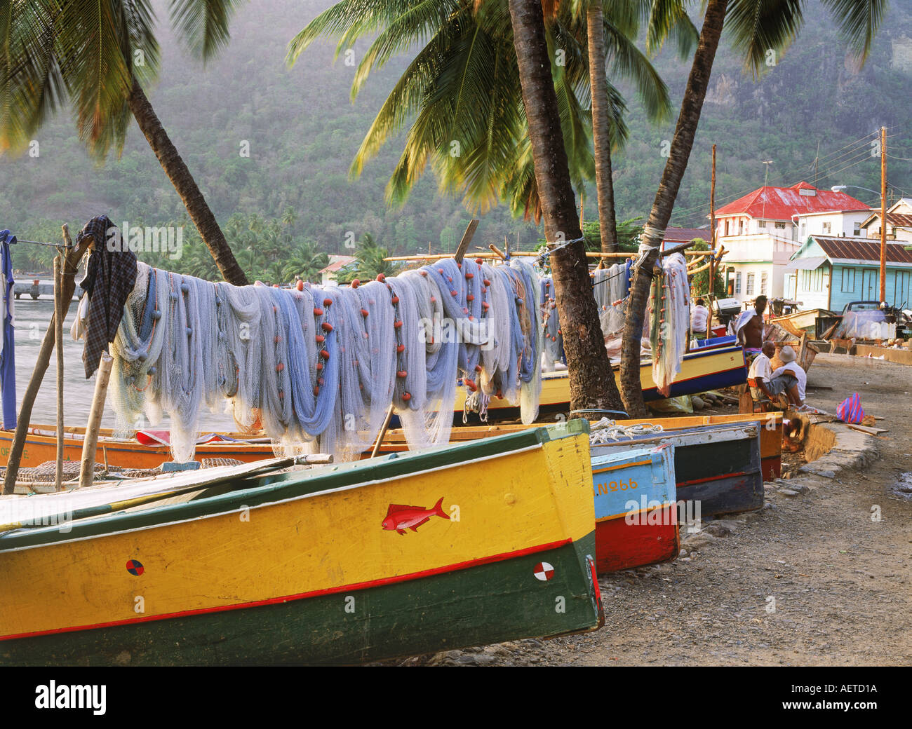 Les bateaux de pêche et les filets de pêche au village de la Soufrière sur St Lucia dans West Indies Banque D'Images