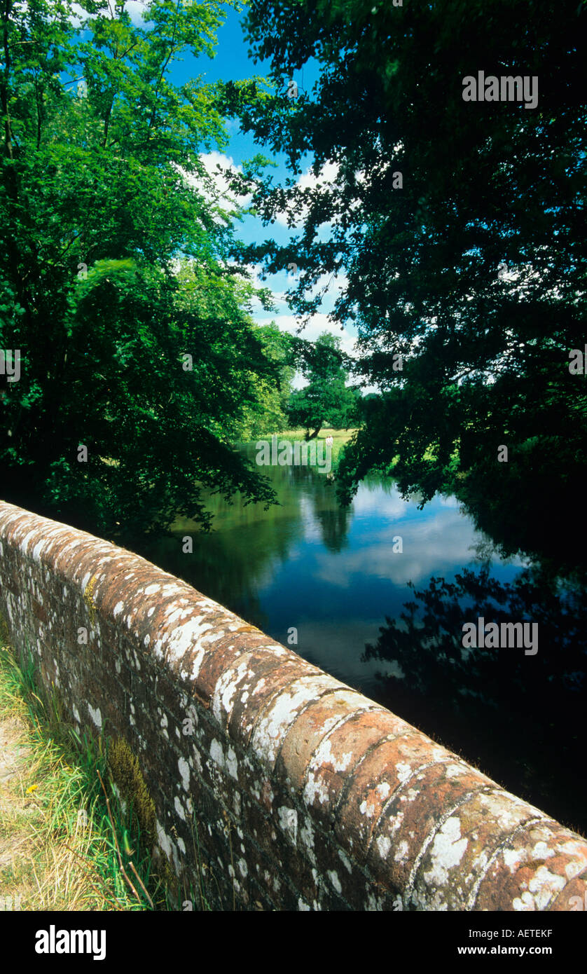 Construit en briques anciennes pont sur la rivière Avon, dans le parc de Heale House, Woodford valley, Salisbury, Wiltshire, Angleterre, Royaume-Uni Banque D'Images Construit en briques anciennes pont sur la rivière Avon, dans le parc de Heale House, Woodford valley, Salisbury, Wiltshire, Angleterre, Royaume-Uni Banque D'Images