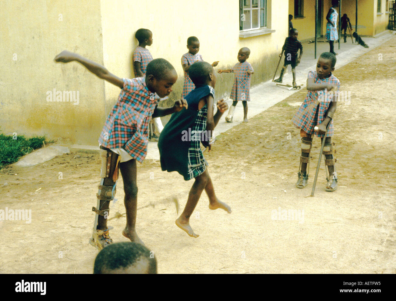 Rwanda : UN Gatagara centre pour la réadaptation des enfants victimes de la polio. Enfants au jeu Banque D'Images