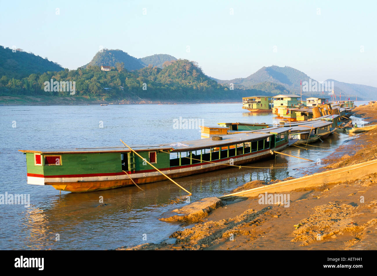 À la nord en haut le Mékong bateaux amarrés à Luang Prabang Laos Indochine Asie Asie du sud-est Banque D'Images