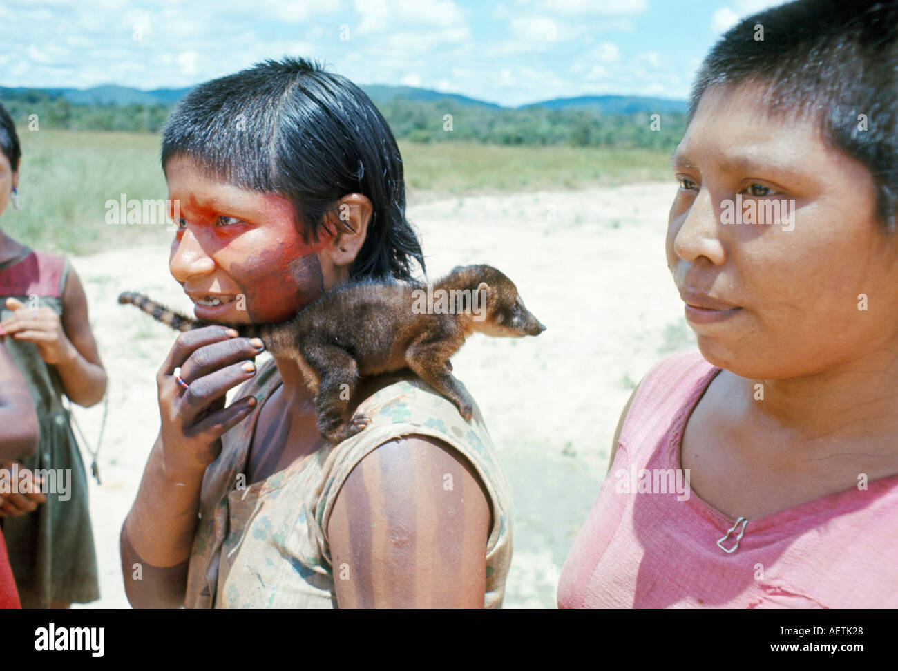 Gorotire Indian girl with animal coati Brésil Xingu Amérique du Sud Banque D'Images