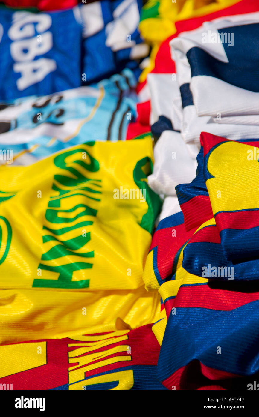 Un gros plan du football shirts vente sur un marché français typique, Languedoc Roussillon. Sud de la France. Banque D'Images