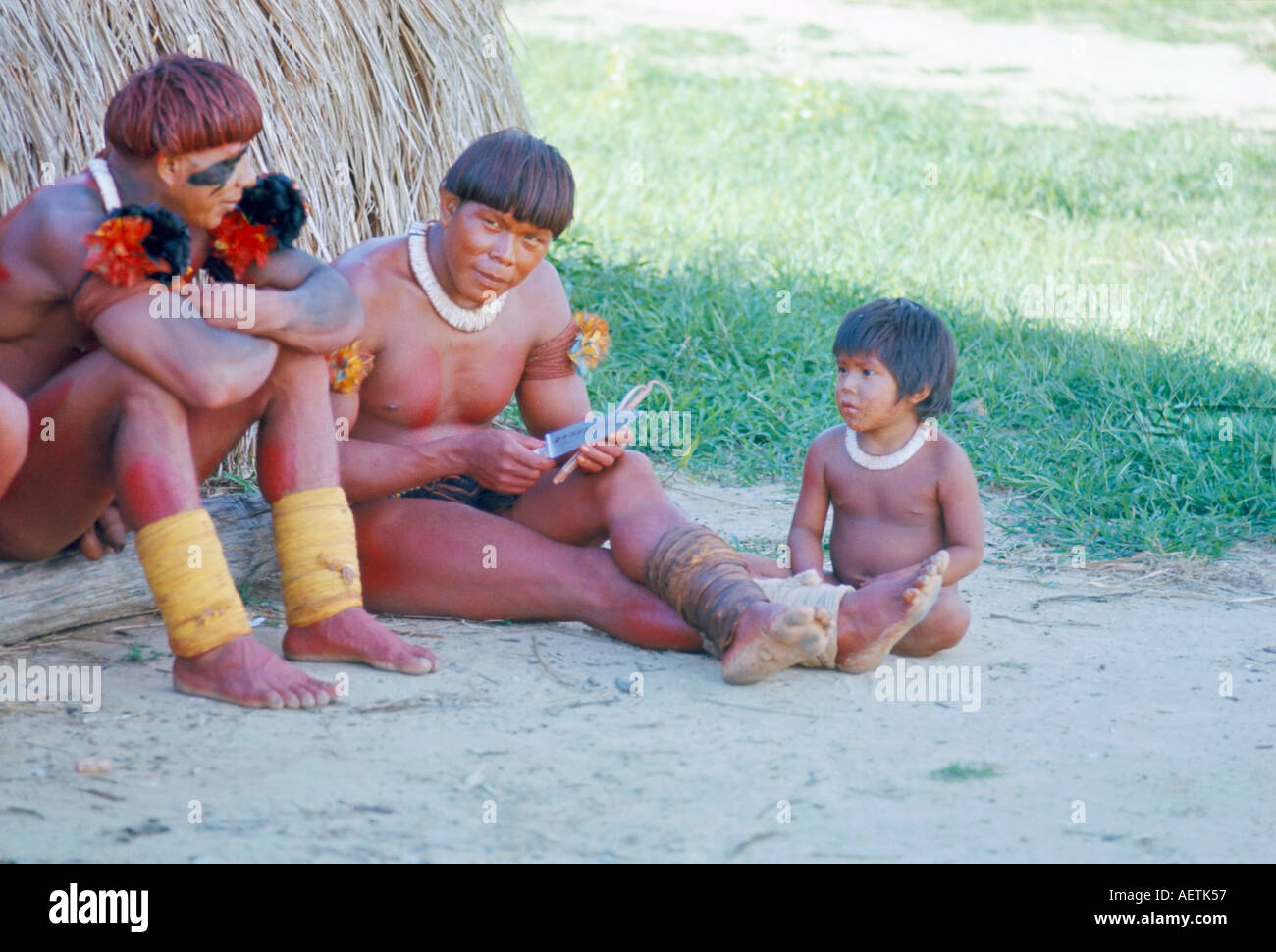 Les hommes Indiens kamayura et de l'enfant domaine de Xingu Brésil Amérique du Sud Banque D'Images