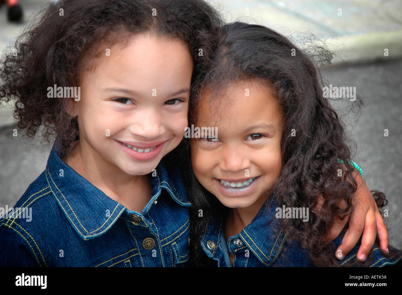 Soeurs Jumelles qui se ressemblent tant et tant la loi sur robe comme  jumeaux à la collecte des jumeaux dans l'Ohio USA Amérique latine à  rassembler similaires 3000 autres twins Photo Stock -
