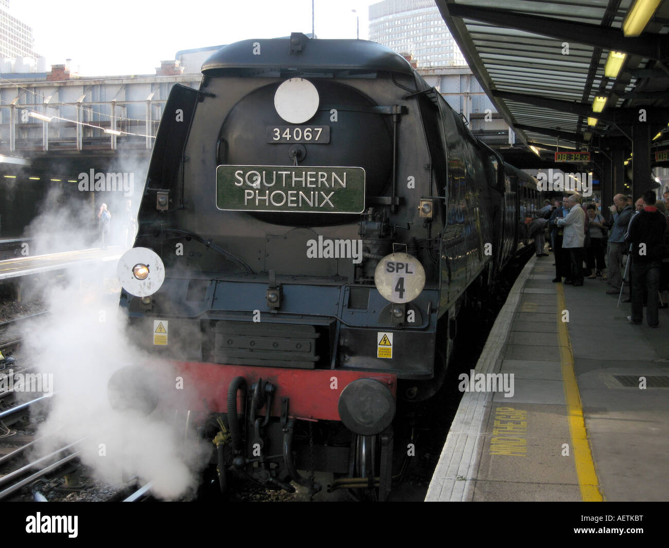 Bataille d'Angleterre la locomotive à vapeur de la classe 'Tangmere' à la gare de Victoria UK Banque D'Images