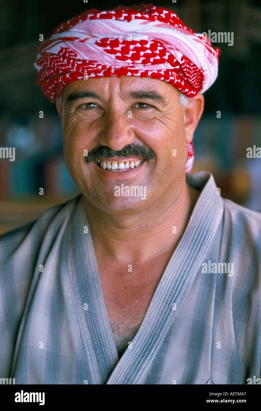 Portrait d'un homme Bédouin Wadi Rum Jordanie Moyen Orient Banque D'Images