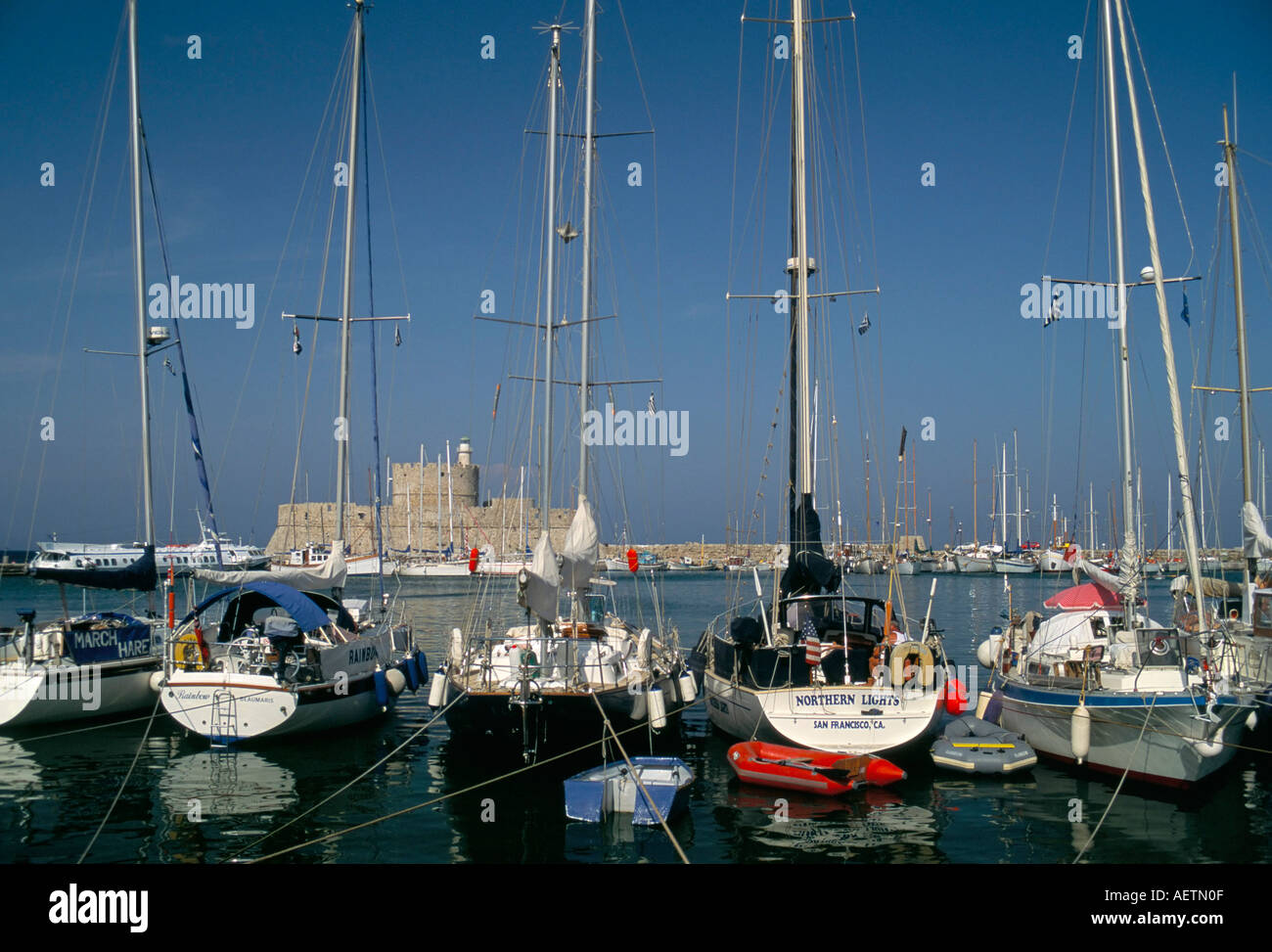 Le port de Mandraki Rhodes ile de Rhodes Dodécanèse Grèce Europe Méditerranéenne Banque D'Images