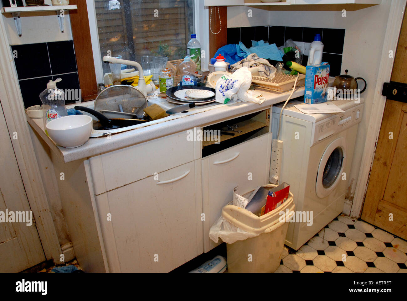 Filthy évier de cuisine avec de la vaisselle sale à laver-up Banque D'Images