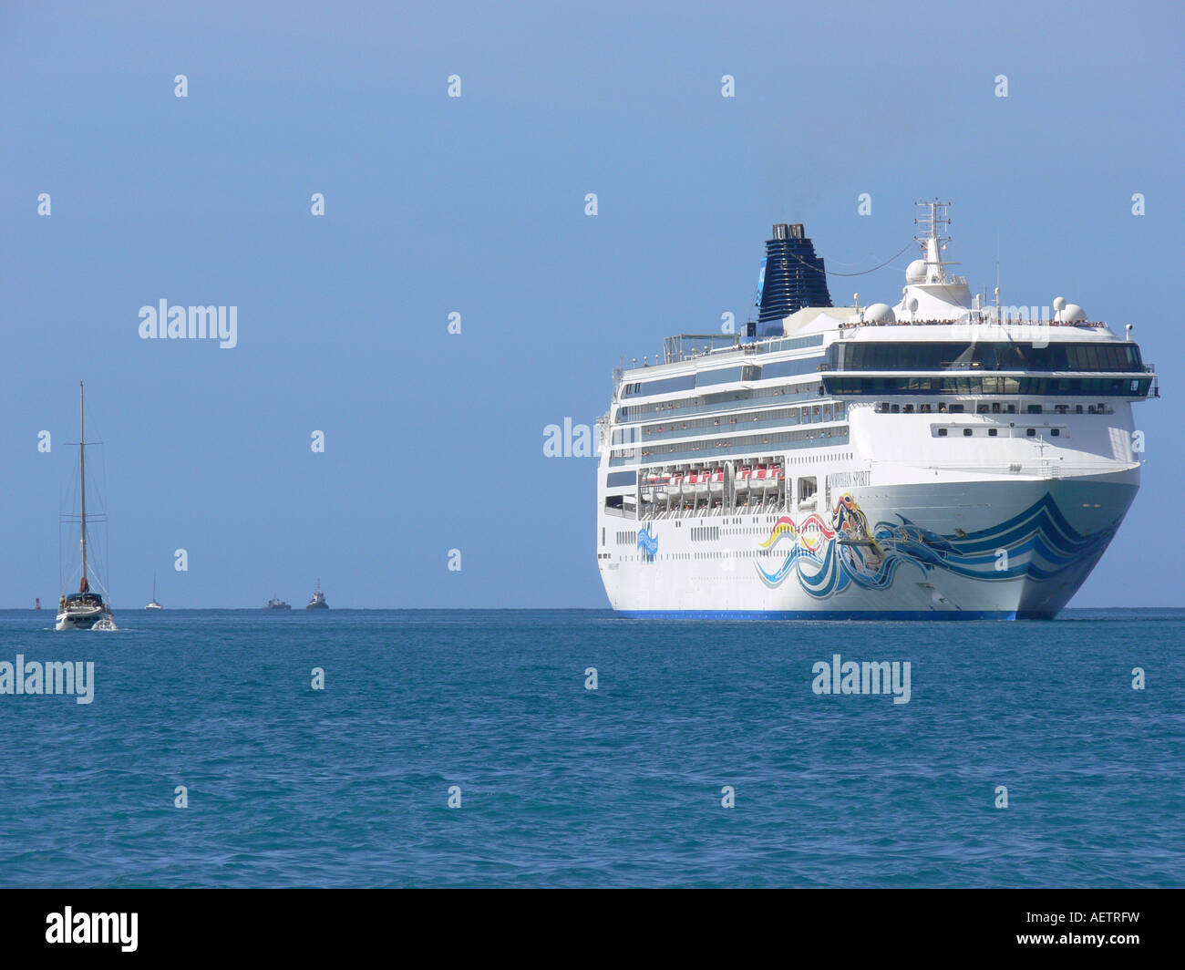 Un navire de croisière Norwegian Spirit glisse dans la baie de la Couronne à St Thomas des îles Vierges américaines. Banque D'Images