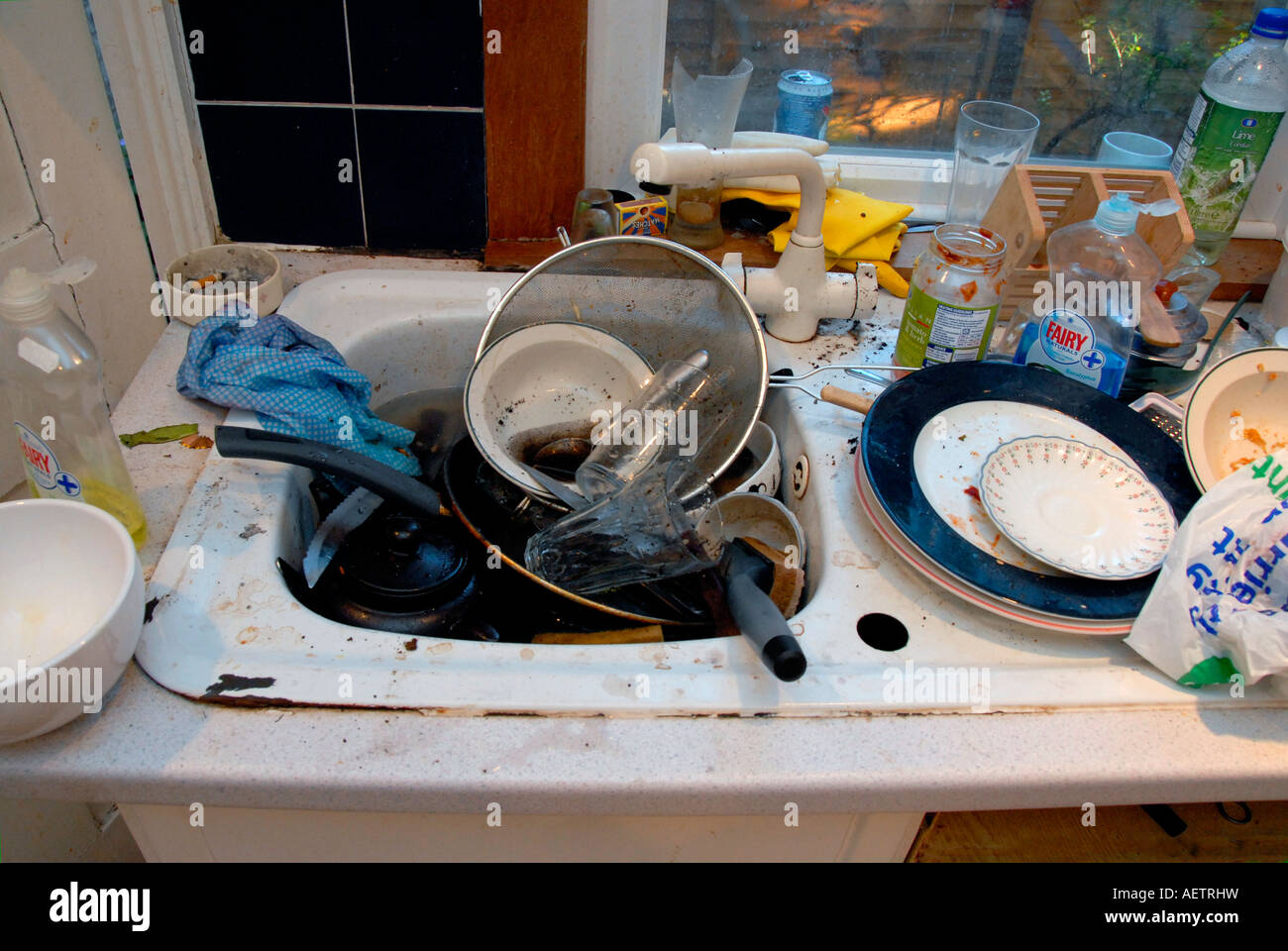 Filthy évier de cuisine avec de la vaisselle sale à laver-up Banque D'Images