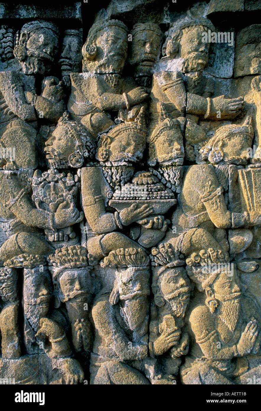 Détail de la frise sculptée datant du 8e siècle site bouddhiste de Borobudur, Patrimoine Mondial de l'Indonésie Java Banque D'Images