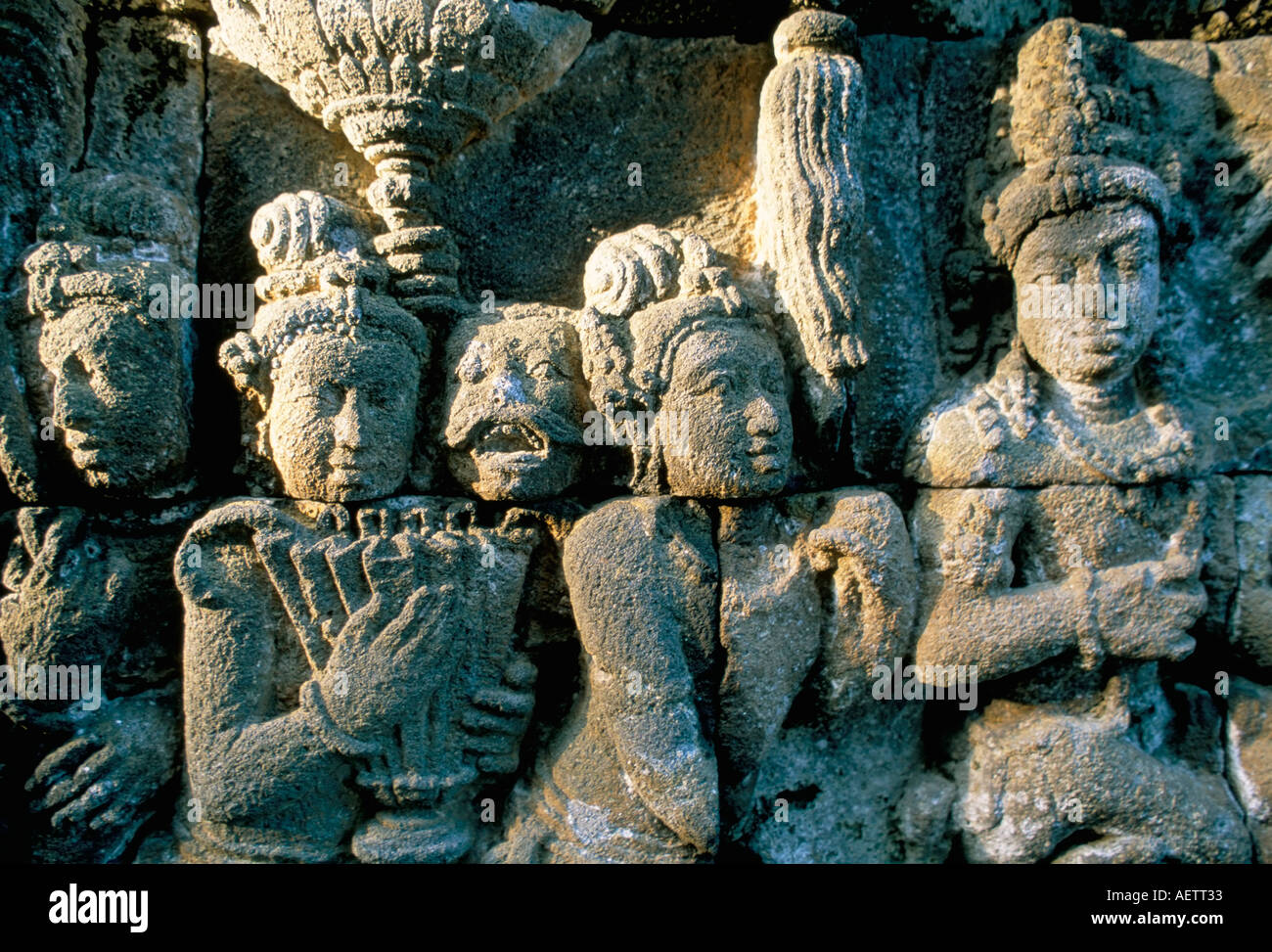 Détail de la frise sculptée, datant du viiie siècle site bouddhiste de Borobudur, Patrimoine Mondial de l'île de Java l'Indo Banque D'Images