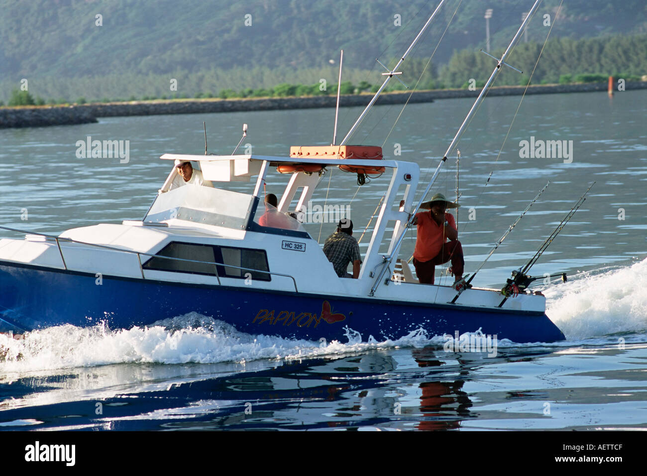 Bateau de pêche Cerf Passage de la côte nord-est de l'île de Mahé aux Seychelles l'Afrique de l'Océan Indien Banque D'Images