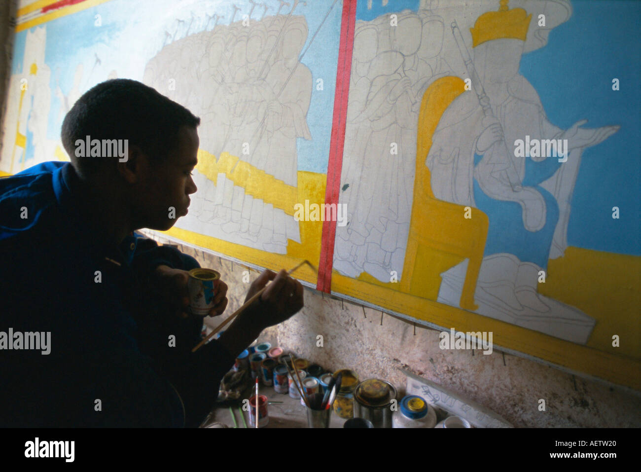 Boy travaillant dans un atelier de peinture Gidey Aleka Gamid Zege région péninsule Lac Tana Gondar Ethiopie Afrique Banque D'Images