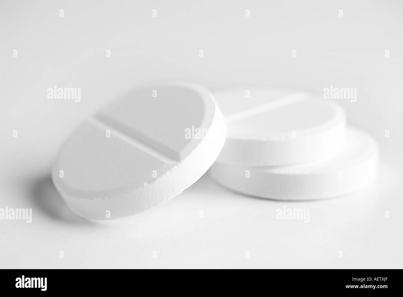 Pilules blanches sur fond blanc Banque D'Images