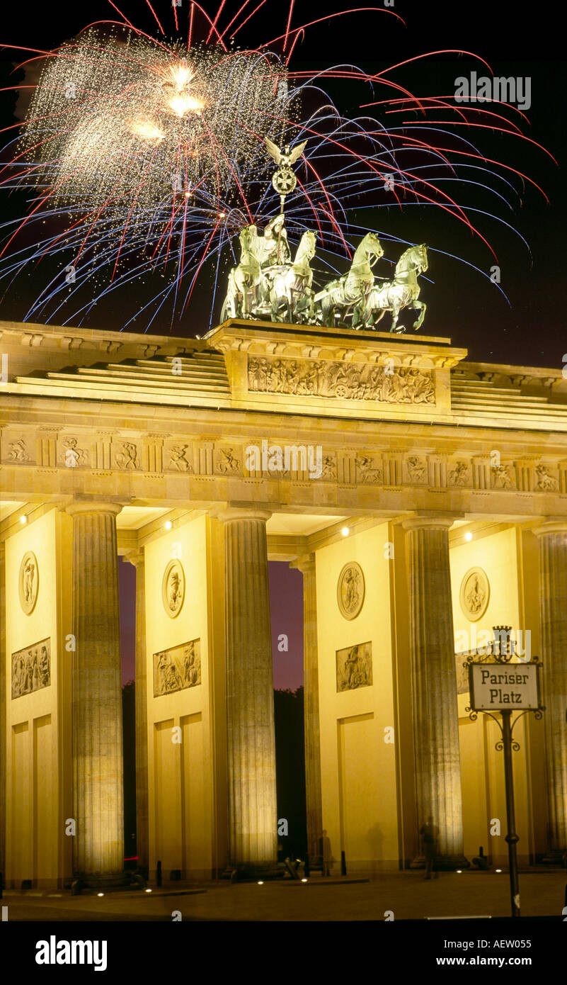 Berlin Brandenburger gate fireworks Quardriga Banque D'Images