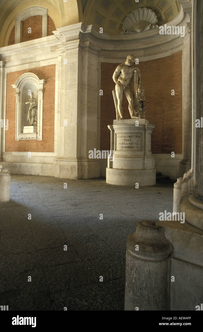 Statue d'hercule Reggia di Caserta Caserta Campania Italie Banque D'Images