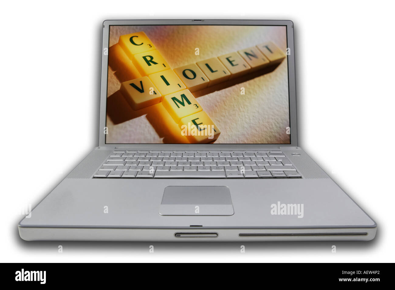 Ordinateur portable avec SCRABBLE LETTRES À L'ÉCRAN L'ORTHOGRAPHE DES MOTS LES CRIMES VIOLENTS Banque D'Images