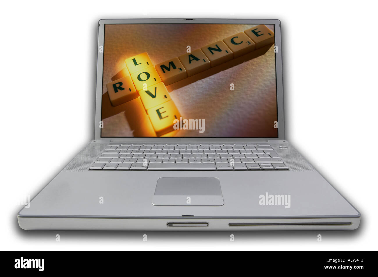 Ordinateur portable avec SCRABBLE LETTRES À L'ÉCRAN L'ORTHOGRAPHE DES MOTS LOVE ROMANCE Banque D'Images