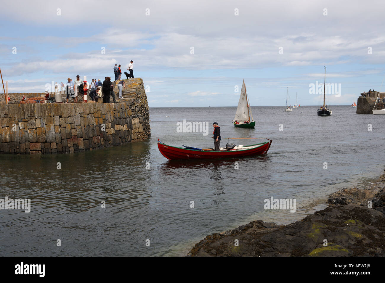 Yachts, petits canots, bateaux à rames près du mur du port de Portsoy.Scottish Boat Festival, Moray Firth, Morayshire, Écosse, Royaume-Uni Banque D'Images
