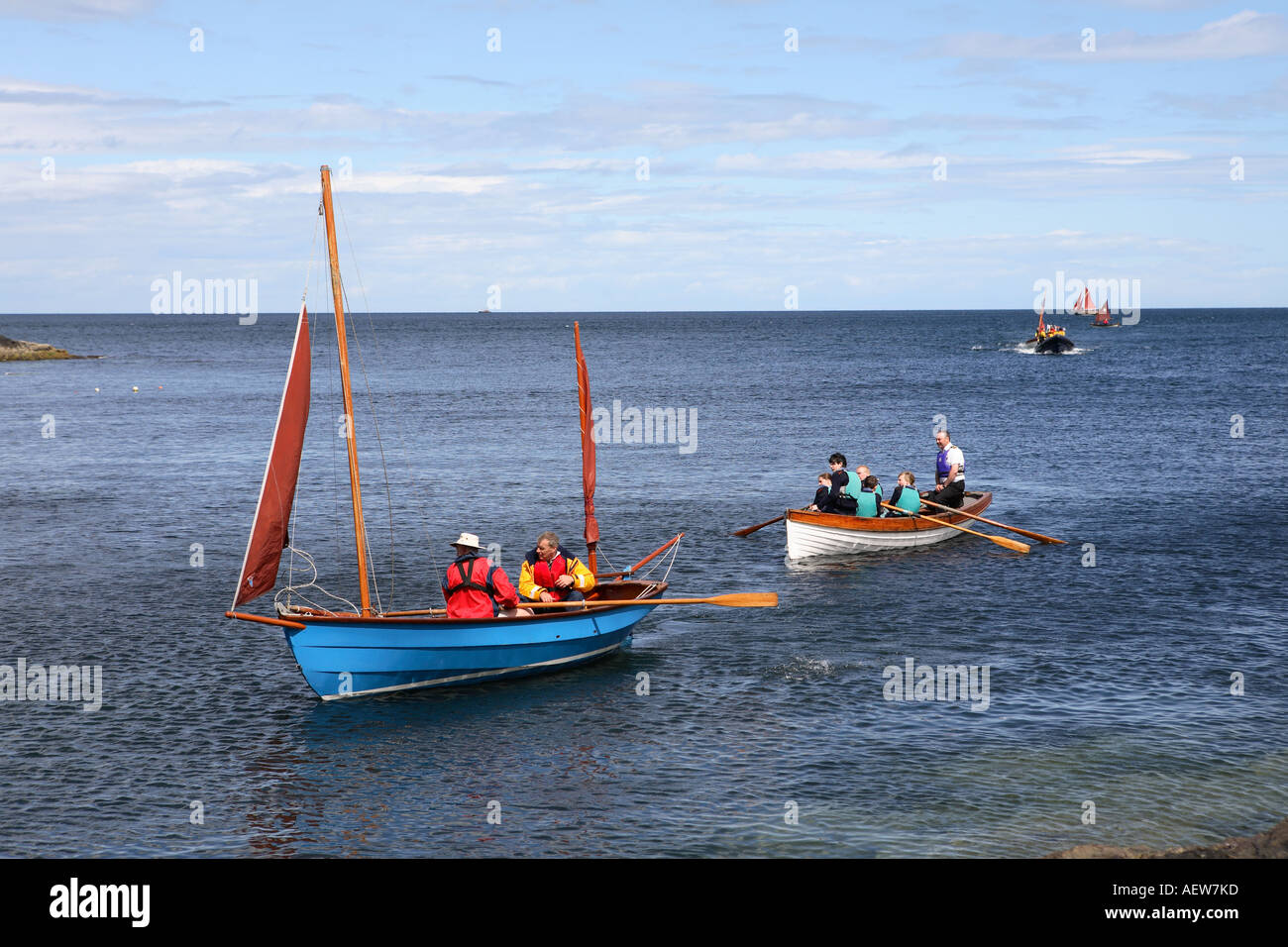Yachts, petits canots, bateaux à rames près du mur du port de Portsoy.Scottish Boat Festival, Moray Firth, Morayshire, Écosse, Royaume-Uni Banque D'Images