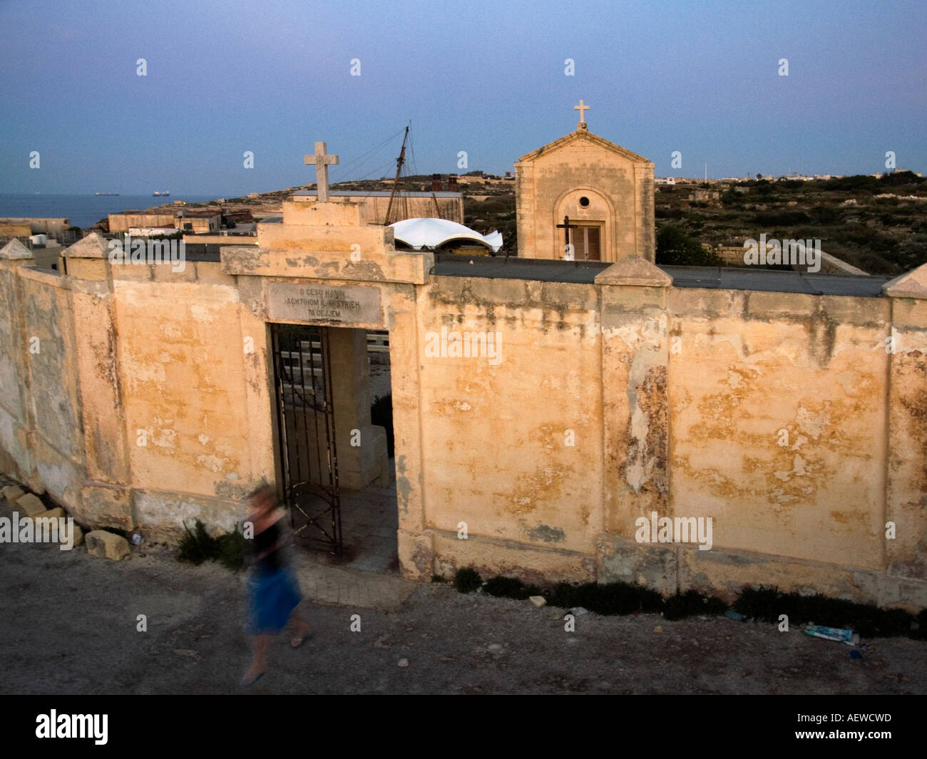 La figure fantomatique de quitter une église abandonnée,Fort St Louis ,Rinella, Malte Banque D'Images