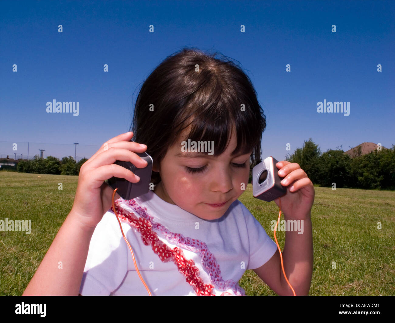 L'écoute de l'enfant musique dans le parc Banque D'Images