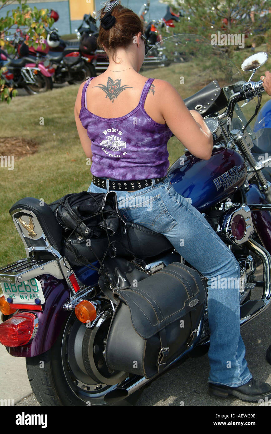 Une femme équitation moto Harley Davidson Photo Stock - Alamy