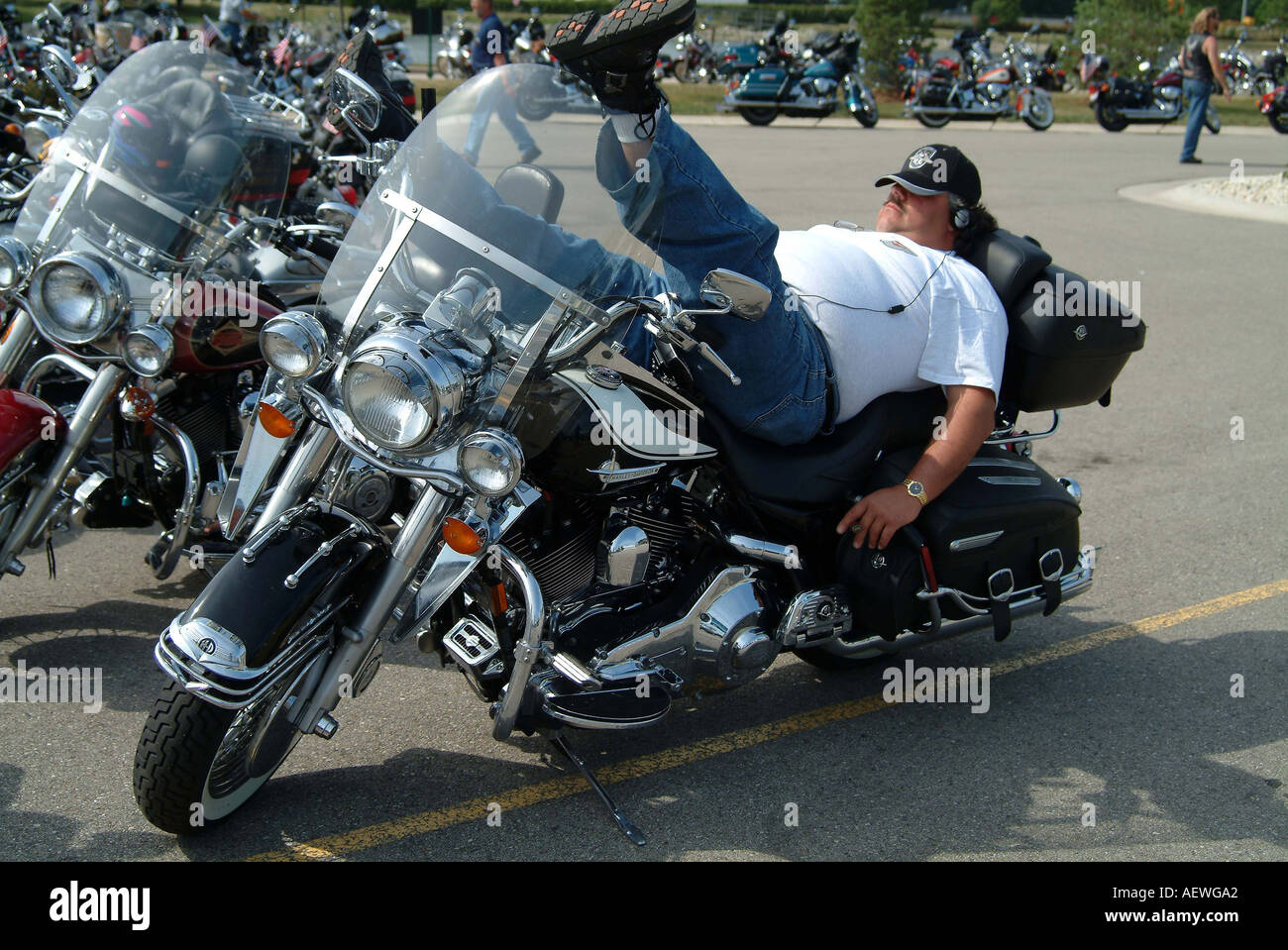 Un homme se reposer en position allongée sur sa moto Harley Davidson Photo  Stock - Alamy
