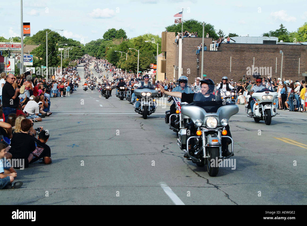 Tommy Tomson gouverneur du Wisconsin en Harley Davidson 100e anniversaire parade équestre sa moto Banque D'Images