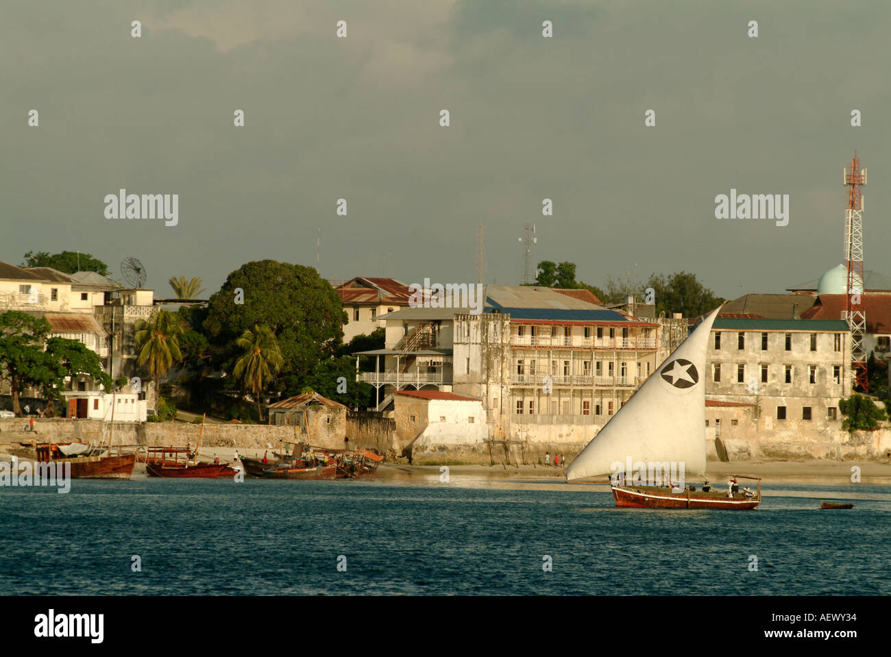 Sur le Dhow Zanzibar channel juste à l'extérieur du port. L'Afrique, Zanzibar Banque D'Images