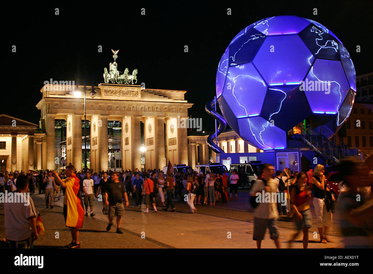 La porte de Brandebourg avec Andre géant Globe Soccer Hellers ' ' la nuit pendant le championnat du monde FIFA 2006 Banque D'Images