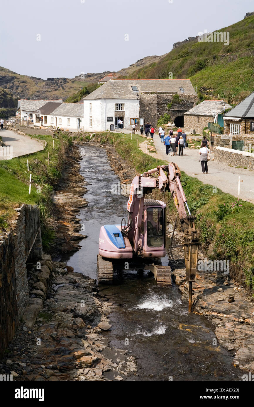 Cornwall UK Boscastle harbour travaux de prévention des inondations en cours en 2007 digger l'approfondissement de la rivière Valency Banque D'Images