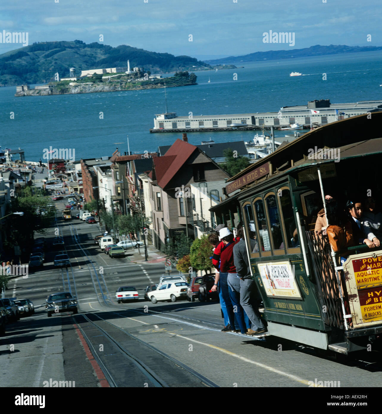 Une vue sur les tramways de rue ou trollleycars et AlcatrazIsland SanFrancisco.Safety vient d'abord de trois systèmes de freinage séparés Banque D'Images