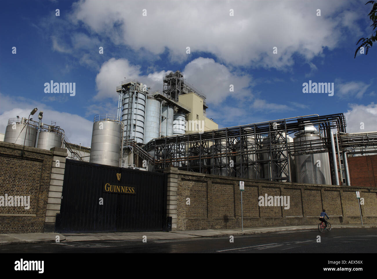 Passé le vélo de l'usine Guinness, Dublin, Irlande Banque D'Images