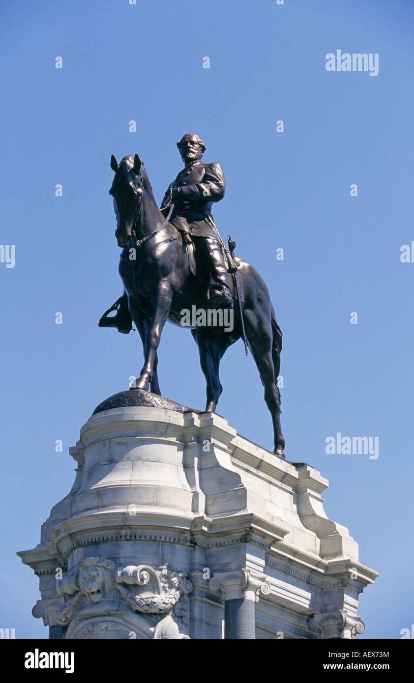 Une statue de 'Stonewall Jackson' à bord de son cheval dans une rue de Richmond en Virginie Banque D'Images