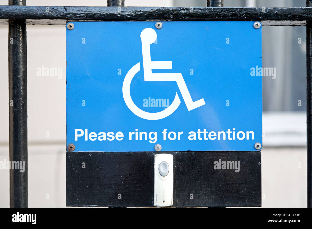 Merci pour l'attention en fauteuil roulant à l'extérieur d'un bureau de Londres signe Banque D'Images