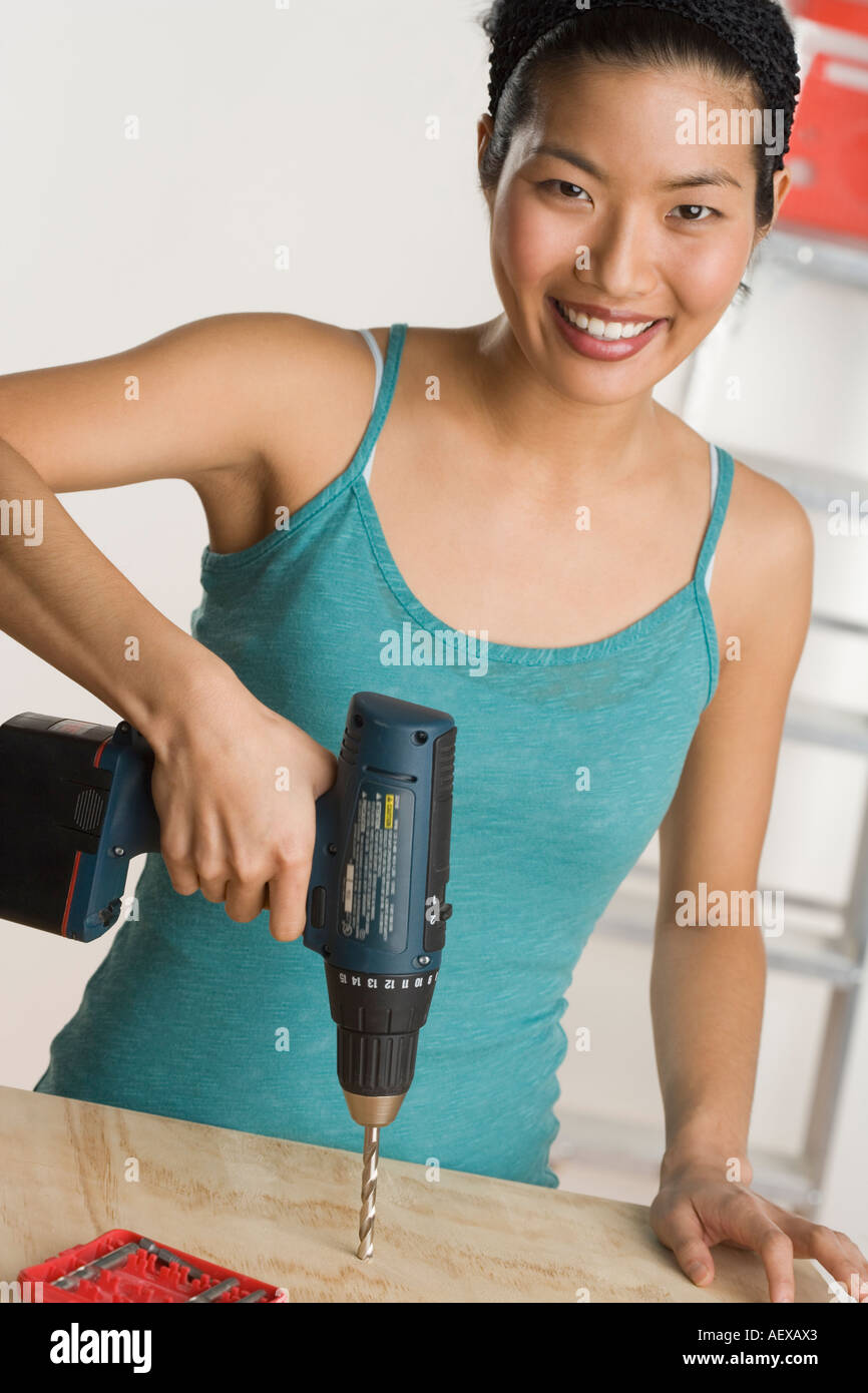 Portrait de femme de faire les réparations à domicile Banque D'Images