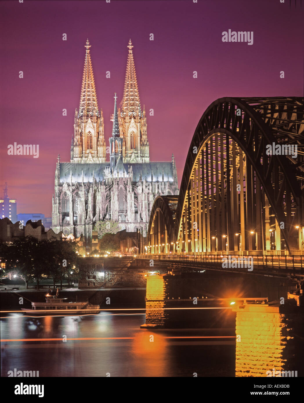 Allemagne Cologne Koeln dom kathedral pont du Rhin de fer vertical pour le coucher du soleil Banque D'Images