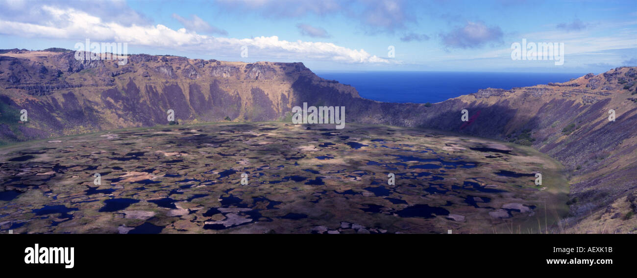 La caldeira cratère formé ou par le volcan Rano Kau à l'île de Pâques Chili vue panoramique Banque D'Images
