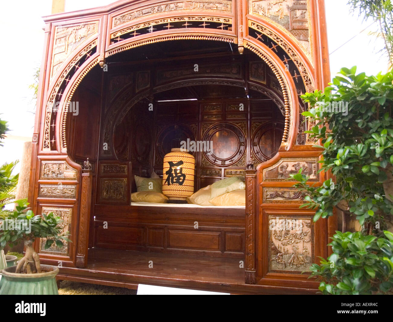 Mariage chinois anciens meubles de chambre à coucher lit en bois bois  asiatique asie chine nostalgie oriental culture nostalgique Photo Stock -  Alamy